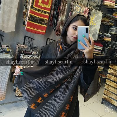 شال موهر ایرانی - طرح گوزنی کد 1345 رنگ مشکی - شال و روسری شایلی